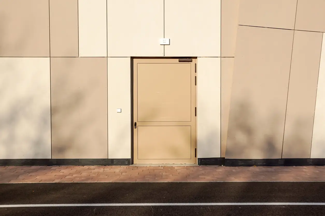 Closed emergency exit door, for quick evacuation .
